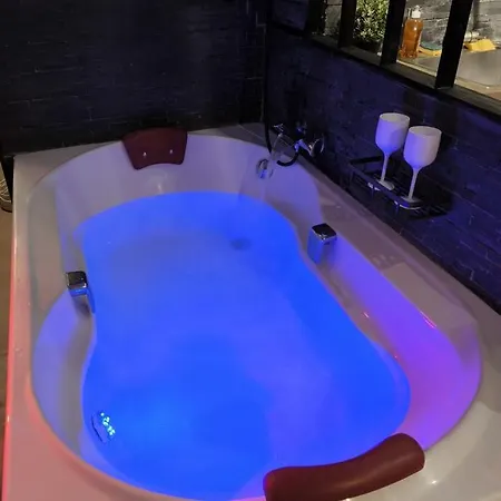 Penzion Love-room Discret 40 M2 Les Mimosas Village Avec Terrasse