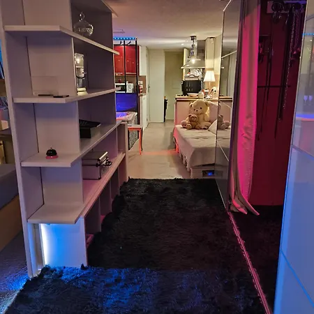 Love-room Discret 40 M2 Les Mimosas Village Avec Terrasse Guest house *