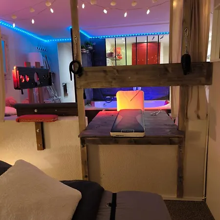 Love-room Discret 40 M2 Les Mimosas Village Avec Terrasse Guest house Bormes-les-Mimosas