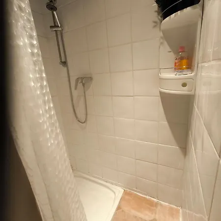 Love-room Discret 40 M2 Les Mimosas Village Avec Terrasse Guest house