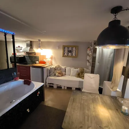 Love-room Discret 40 M2 Les Mimosas Village Avec Terrasse Guest house *