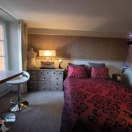 Love-room Discret 40 M2 Les Mimosas Village Avec Terrasse Guest house Bormes-les-Mimosas