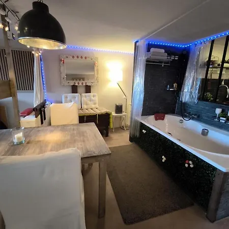 Love-room Discret 40 M2 Les Mimosas Village Avec Terrasse Guest house