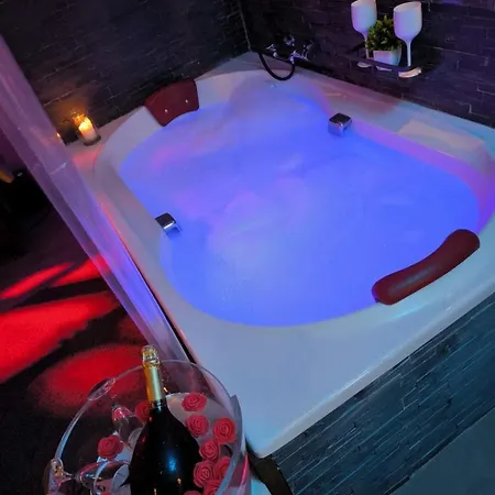 Love-room Discret 40 M2 Les Mimosas Village Avec Terrasse Guest house *
